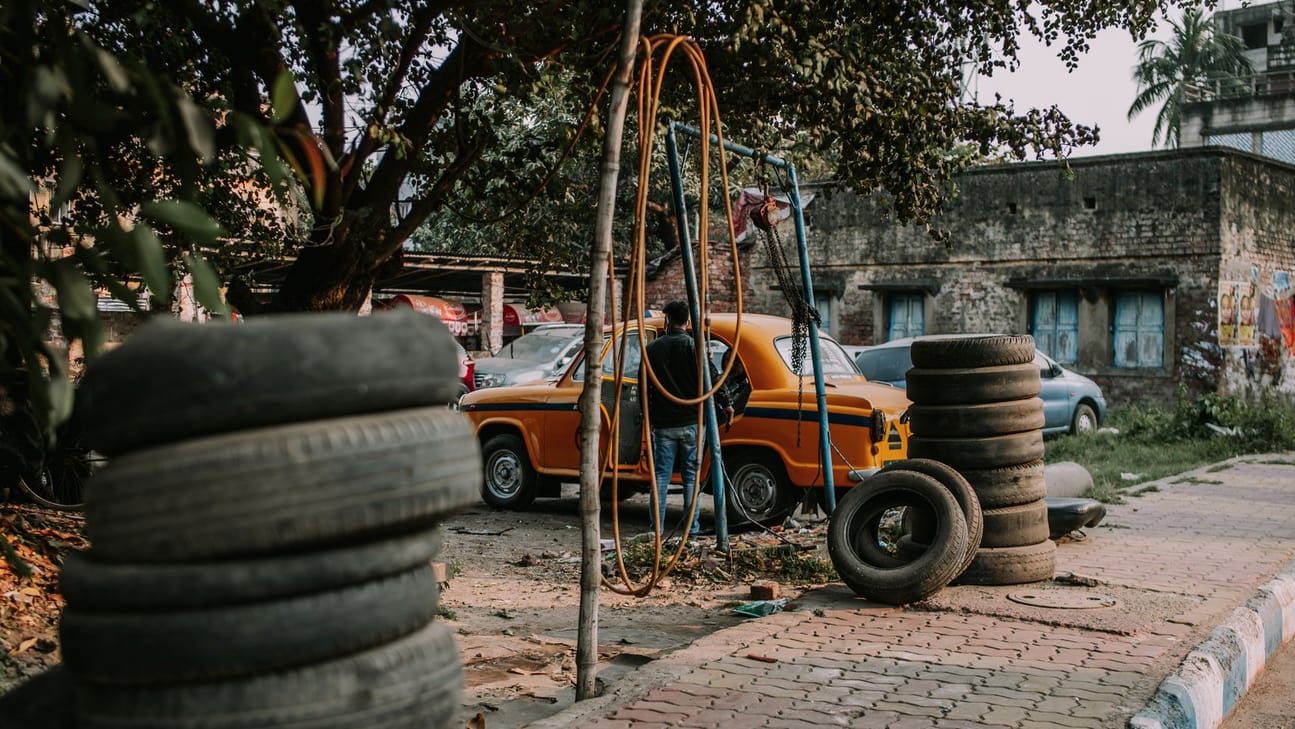 Pilha de pneus de carro guardados no estoque da loja